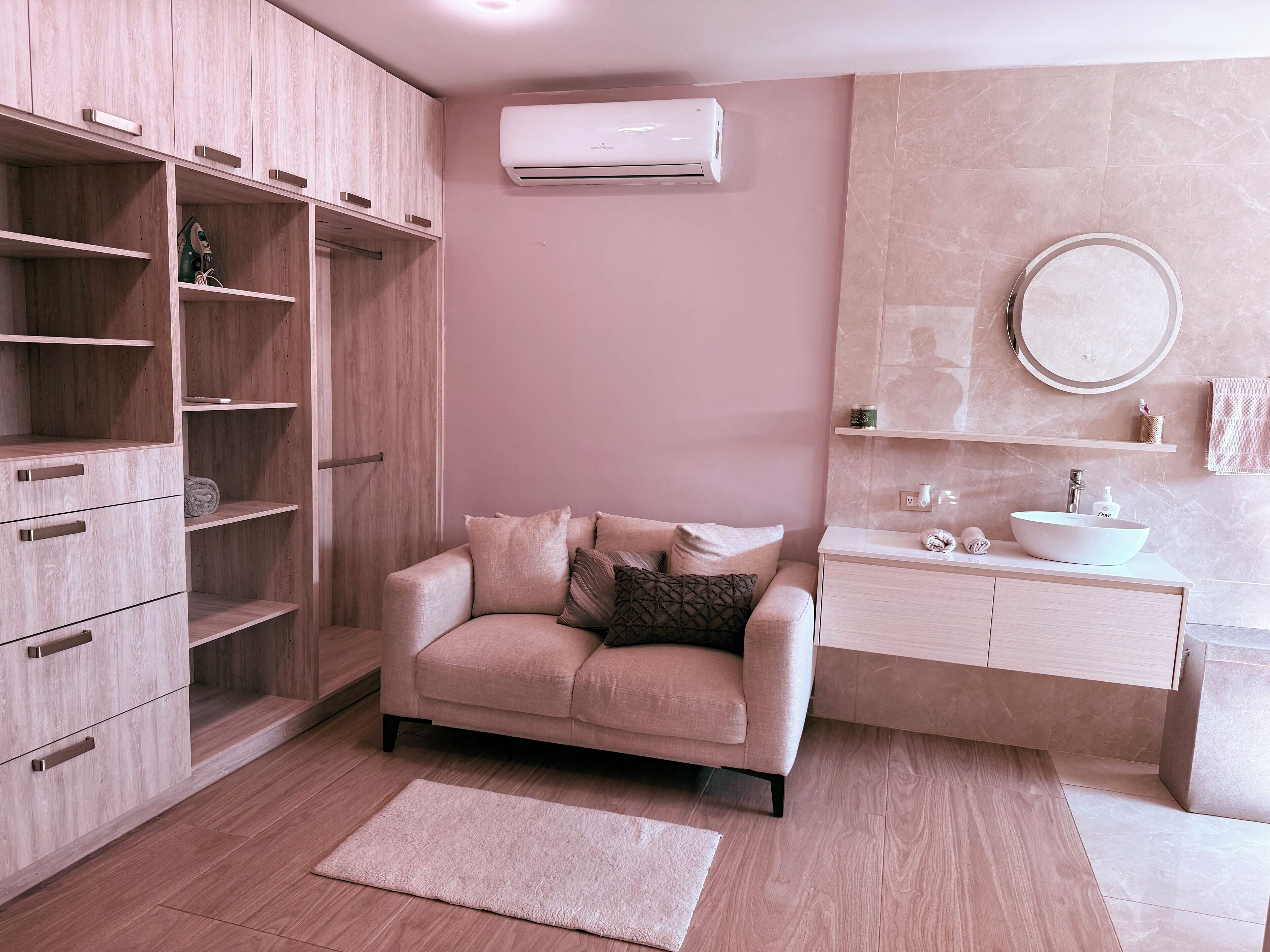 Een smart-tv, boeken en een printer