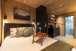 WiFi, bed sheets - Romantic Mirrored Cabin w/ Hot Tub & Sauna on 17 Private Acres (New Plymouth)