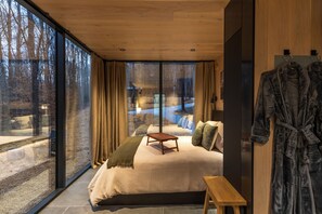 WiFi, bed sheets - Romantic Mirrored Cabin w/ Hot Tub & Sauna on 17 Private Acres (New Plymouth)