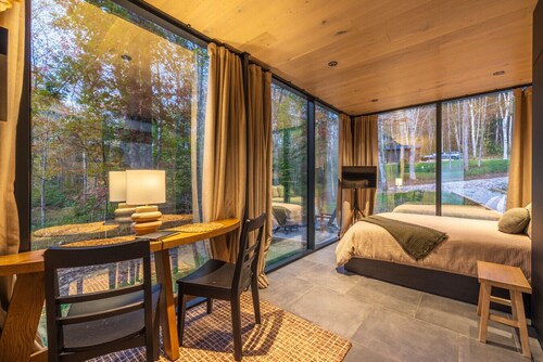 Romantic Mirrored Cabin w/ Hot Tub & Sauna on 17 Private Acres