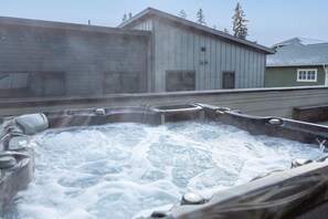 Outdoor spa tub - New! Heart of Downtown | 3BR, 2BA | Private Hot Tub & Fire Pit (Whitefish)