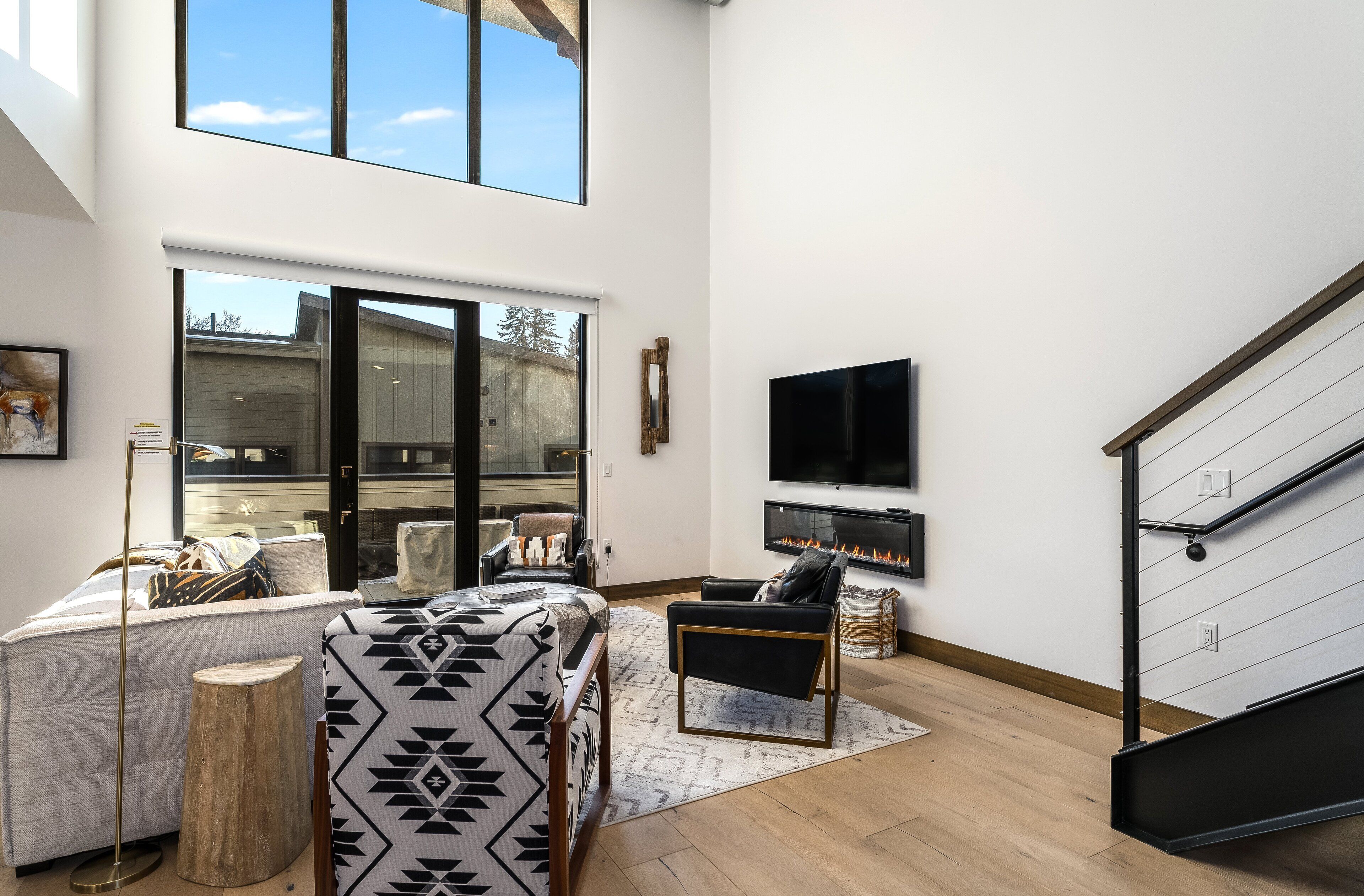 Smart TV, fireplace