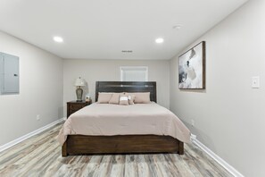 Tabla de planchar con plancha, wifi y ropa de cama