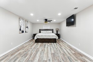 Iron/ironing board, WiFi, bed sheets