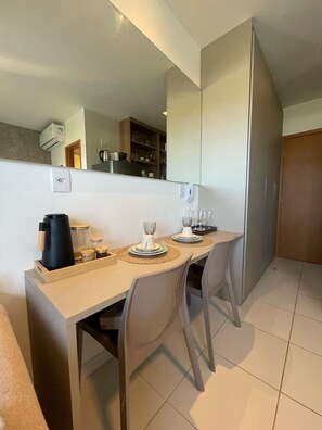 Comfort Apartment, Pool View | Makan dalam bilik