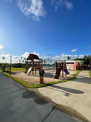 Departamento Confort, vista a la alberca | Área de sala de estar | Juguetes 