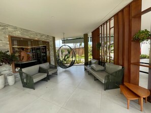 Appartement Confort, vue sur la piscine | Aire de séjour | Jouets