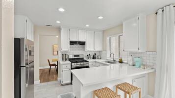 Kjøleskap, mikrobølgeovn, ovn og kokeplater