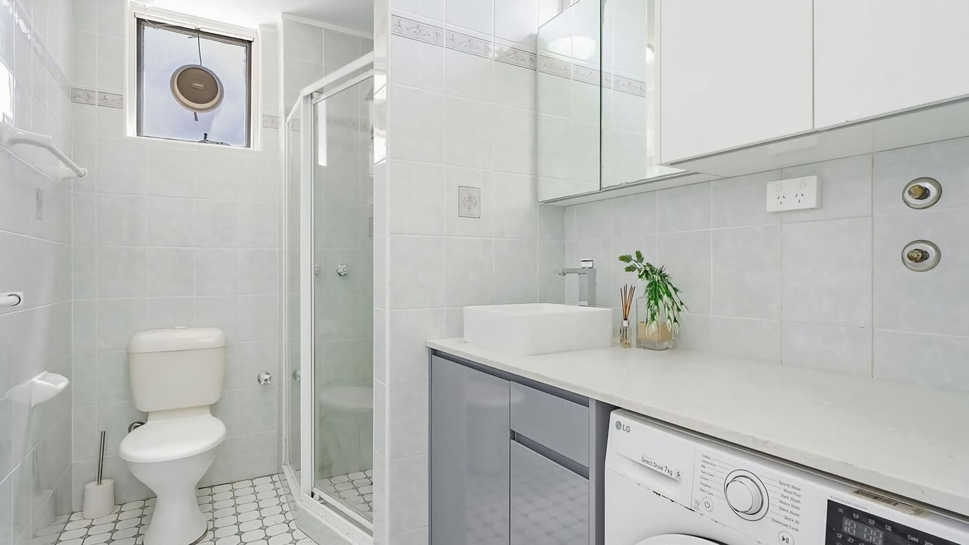 Towels, soap, shampoo, toilet paper