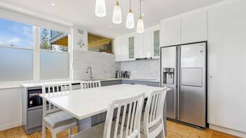 Stovetop, dishwasher, coffee/tea maker, electric kettle