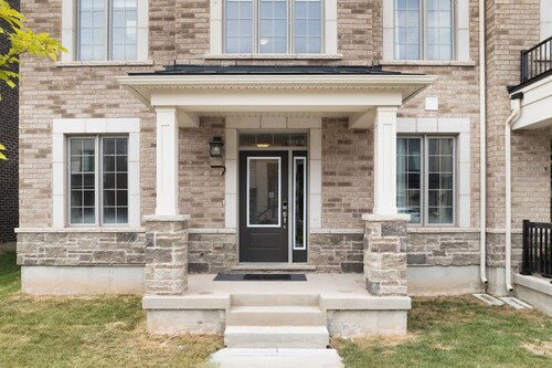 Luxury 4BR Oakville Townhome + 3 Free Parking