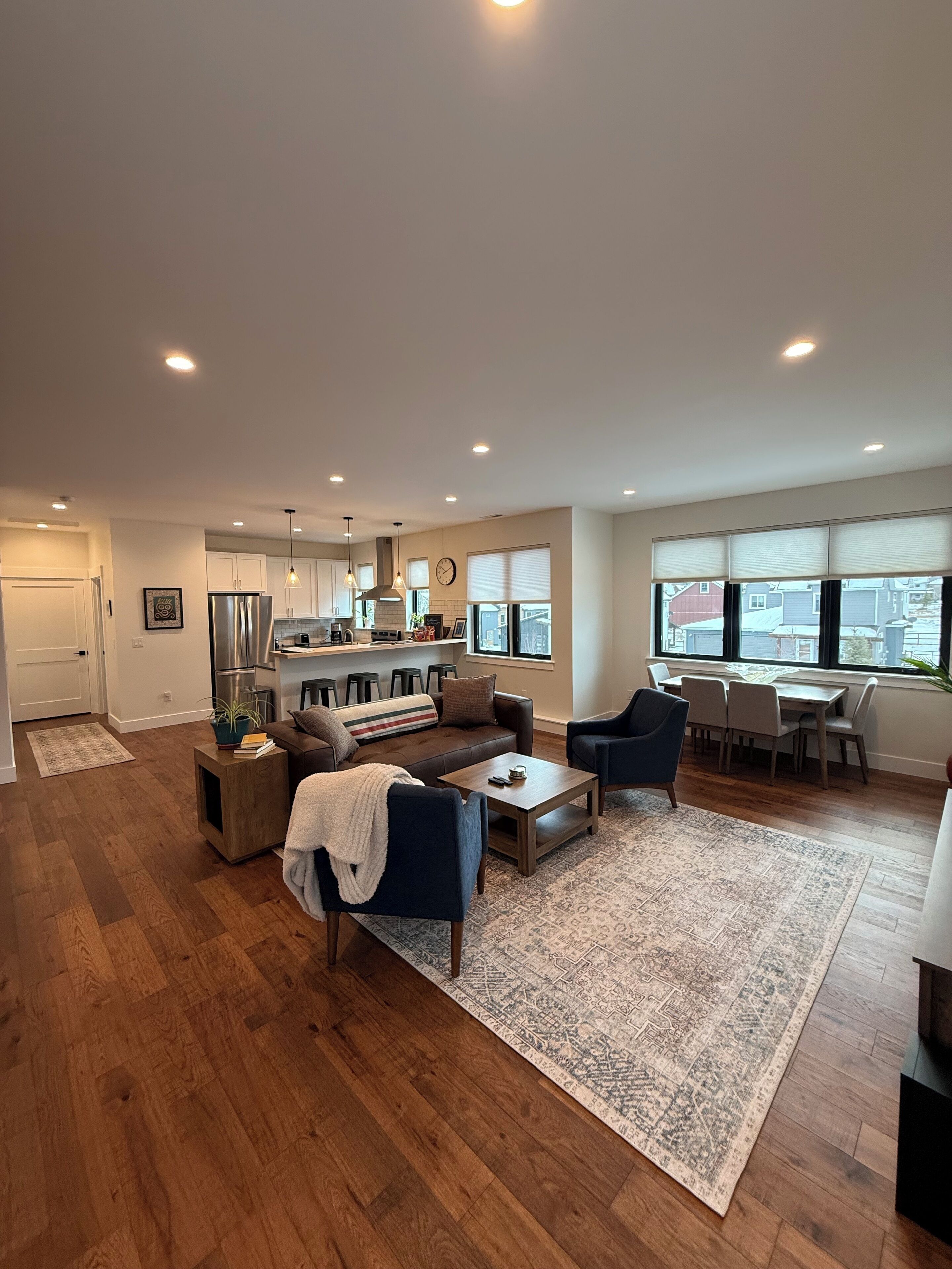 智能电视、书、立体声音响