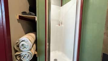 Douche, sèche-cheveux, serviettes fournies, savon