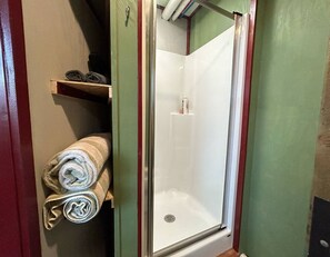 Shower, hair dryer, towels, soap - Mökki Birdnest - A Quaint Studio in the Heart of Downtown Grand Marais (Grand Marais)