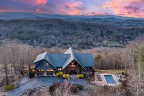 A large log cabin with a swimming pool and a scenic mountain view. - Luxury Lodge: Heated Pool, Spa, Mountain Views, Sleeps 16 (blue ridge)