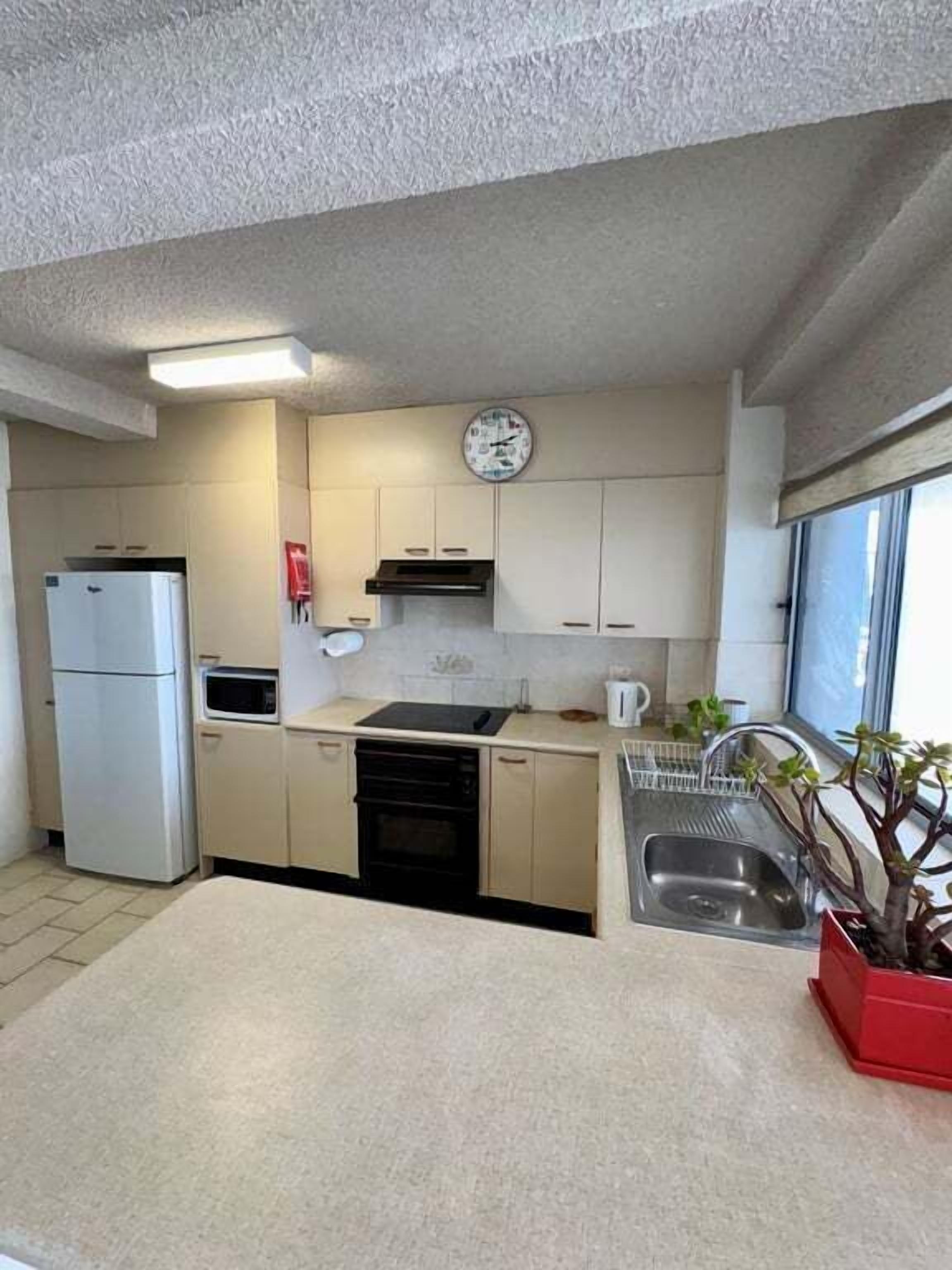 Réfrigérateur, micro-ondes, plaque de cuisson, grille-pain