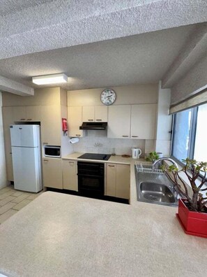 ثلاجة، ميكروويف، موقد طهي مسطح، محمصة خبز