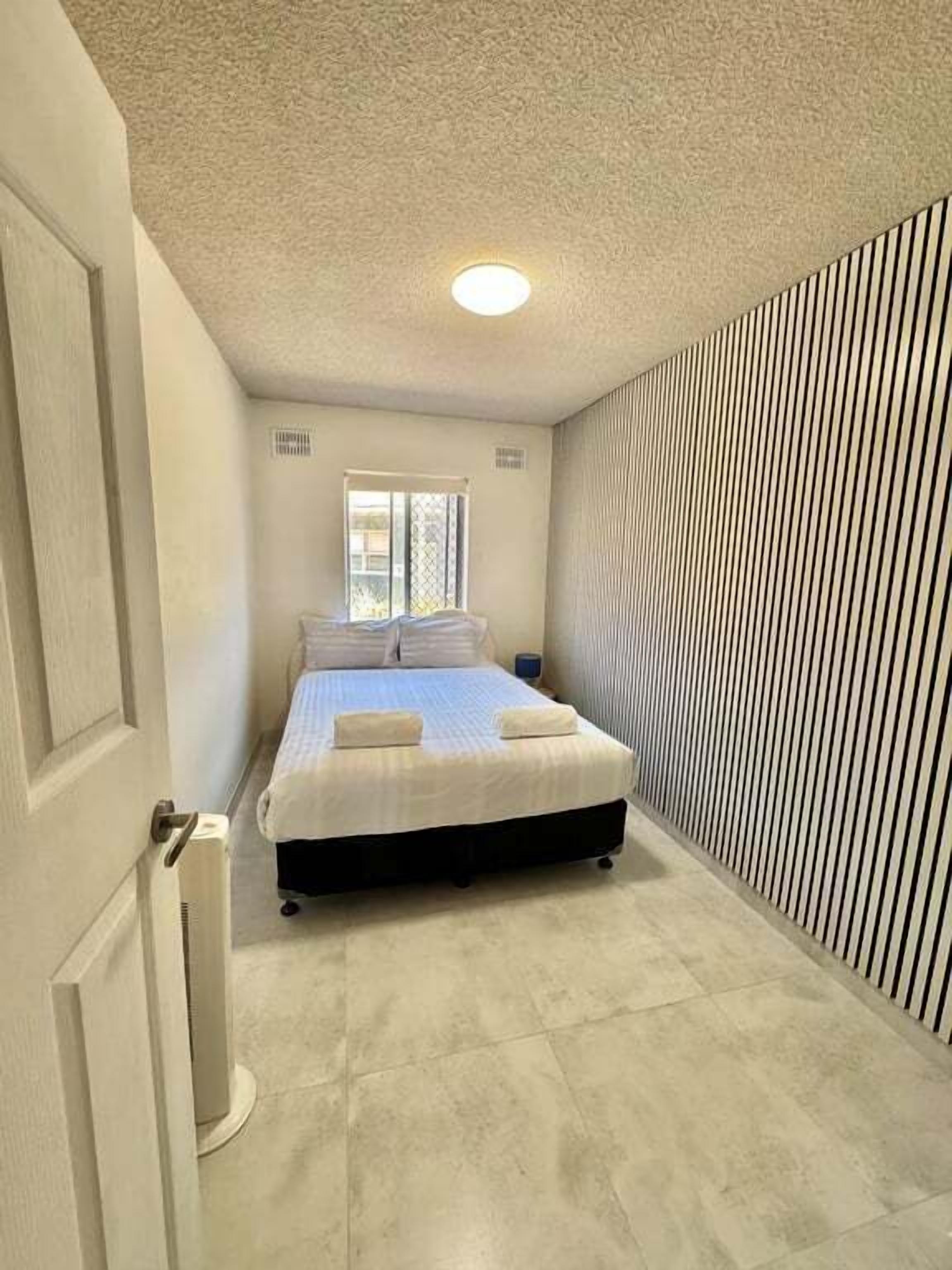 Iron/ironing board, bed sheets