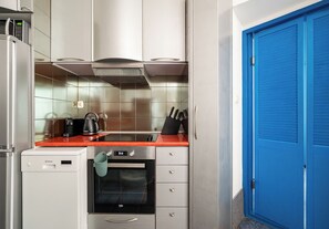 Køleskab, mikrobølgeovn, ovn, kogeplade