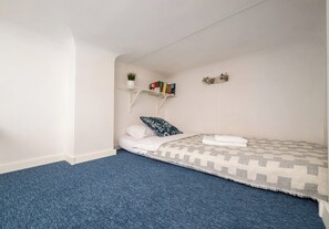 Silitysrauta/-lauta, Wi-Fi, vuodevaatteet