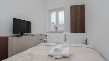 Iron/ironing board, WiFi, bed sheets