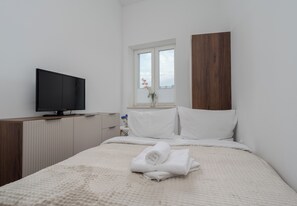 Planxa i posts de planxar, wifi i roba de llit