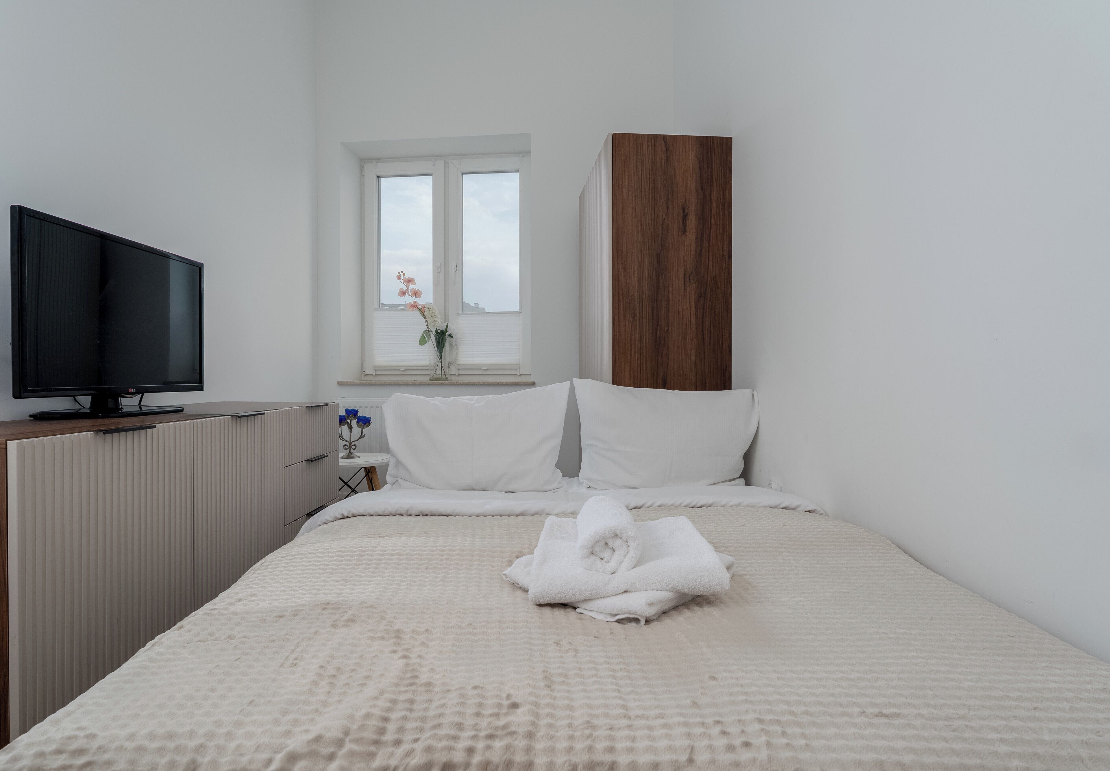 Tabla de planchar con plancha, wifi, ropa de cama