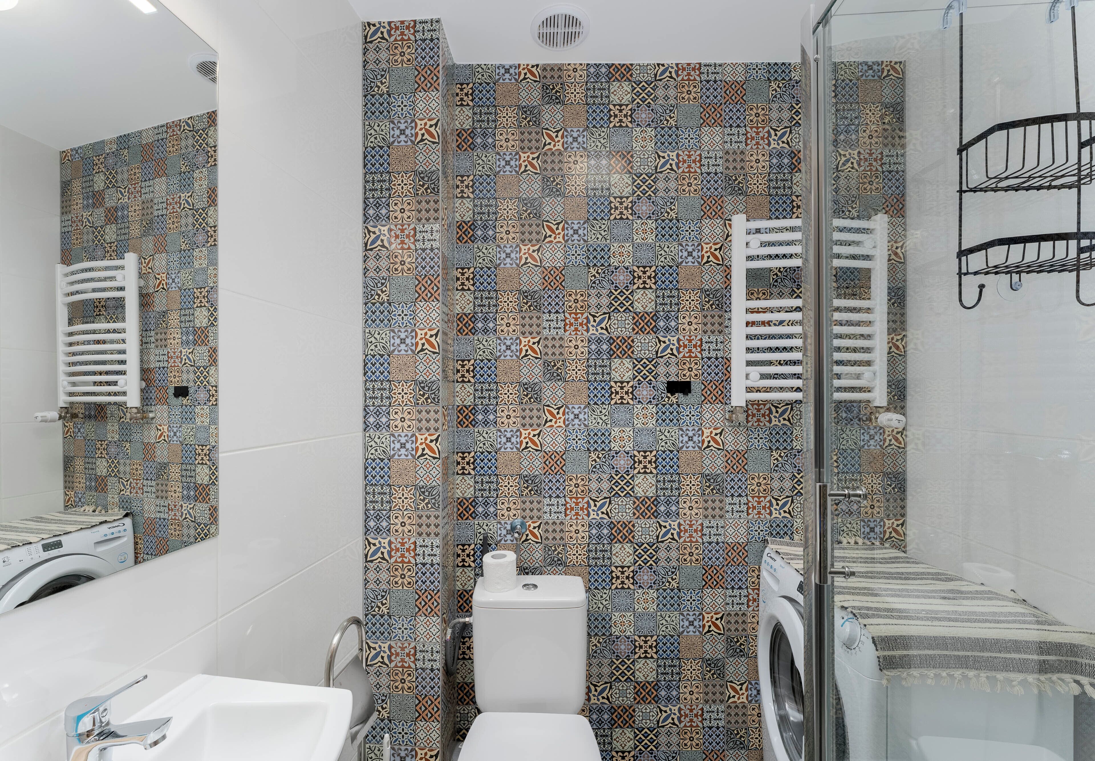 Douche, articles de toilette gratuits, sèche-cheveux