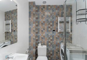 淋浴设施、免费洗浴用品、吹风机、毛巾