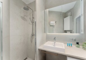 Dusche, kostenlose Toilettenartikel, Haartrockner, Handtücher