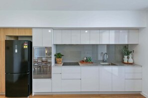 Jääkaappi, mikroaaltouuni, uuni, liesi