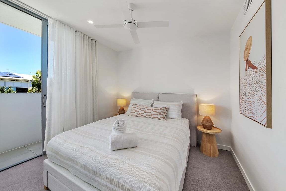 Iron/ironing board, bed sheets