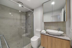 Asciugacapelli, asciugamani, sapone, shampoo