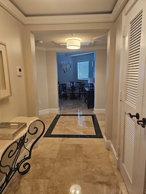 المنشأة من الداخل