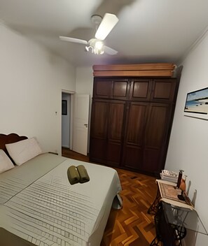 Apartment | Schreibtisch, laptopgeeigneter Arbeitsplatz, Verdunkelungsvorhänge