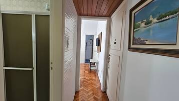 Appartamento | Una scrivania, postazione laptop, tende oscuranti, insonorizzazione