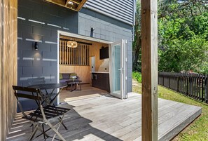 Outdoor dining - Studio Retreat with Bush Views | Birkenhead (Auckland City)