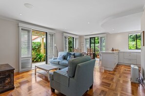 Living area - Spacious Family Home with Garden Courtyard (Auckland City)