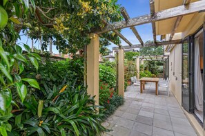 Outdoor dining - Spacious Family Home with Garden Courtyard (Auckland City)