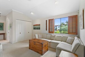 TV, fireplace, offices - Spacious Family Home with Garden Courtyard (Auckland City)