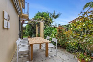 Outdoor dining - Spacious Family Home with Garden Courtyard (Auckland City)