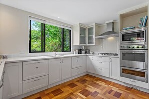 Fridge, microwave, oven, stovetop - Spacious Family Home with Garden Courtyard (Auckland City)