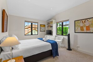 3 bedrooms, desk, iron/ironing board, travel cot - Spacious Family Home with Garden Courtyard (Auckland City)