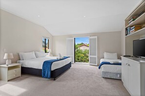 3 bedrooms, desk, iron/ironing board, travel cot - Spacious Family Home with Garden Courtyard (Auckland City)