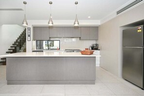 ثلاجة، ميكروويف، فرن، موقد طهي مسطح