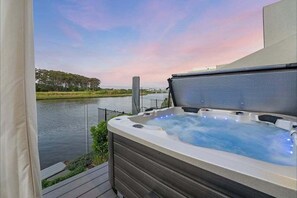Outdoor spa tub - Stunning Maroochy Waterfront Home (Sunshine Coast)