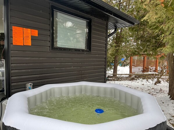Outdoor spa tub - Lakefield House Rental - Spacious 3-Bedroom Home on the Lake (Lakefield)