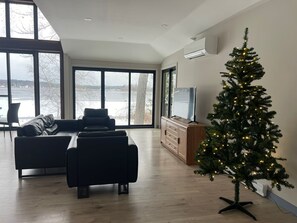 Living area - Lakefield House Rental - Spacious 3-Bedroom Home on the Lake (Lakefield)