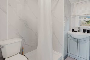 Bathroom - Studio Cottage #9 - Virginia Pine (Gravenhurst)