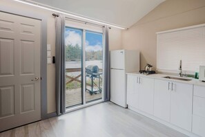 Réfrigérateur, micro-ondes, plaque de cuisson